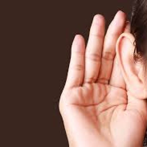 O, dinləyərək kömək edir…!