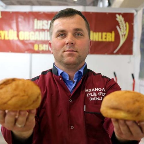 Türkiye'de sadece Kastamonu'da üretilen, kromozom sayısı değişmediği için "buğdayın atası" olarak nitelendirilen siyez buğdayı ile bundan yapılan ürünler, son dönemde talep patlaması yaşıyor.  Kastamonu'nun İhsangazi ilçesinden gelerek etkinlikte stant açan İrfan Çakal (fotoğrafta), siyez ekmeğine son zamanlarda talebin arttığını söyledi. ( Cem Şan - Anadolu Ajansı )